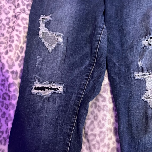 PATCHED RIPPED JEANS - Picture 3 of 6